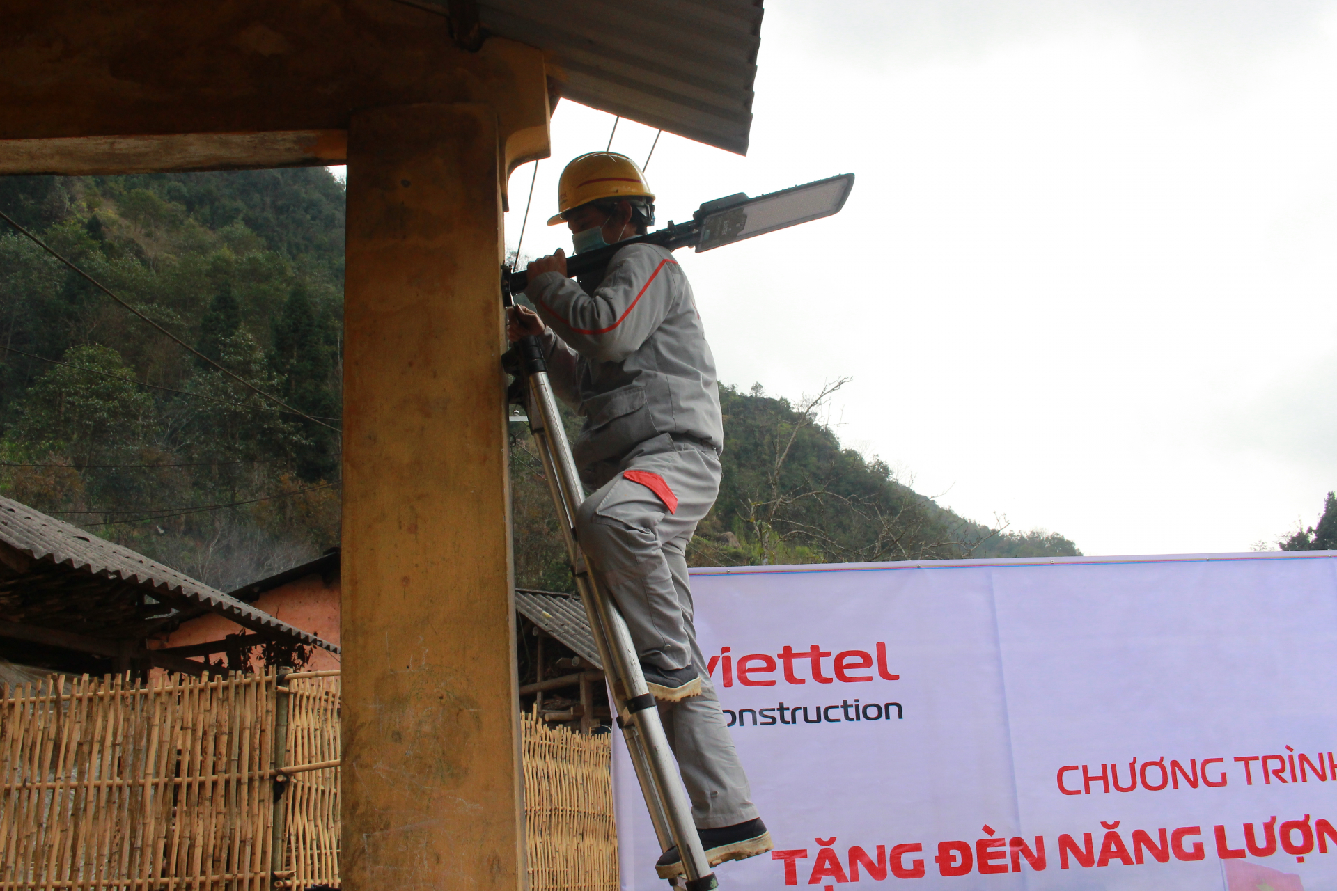 Công nhân Viettel Hà Giang lắp đặt hệ thống đèn năng lượng mặt trời tại Nhà văn hóa thôn Pố Trồ, thị trấn Phố Bảng