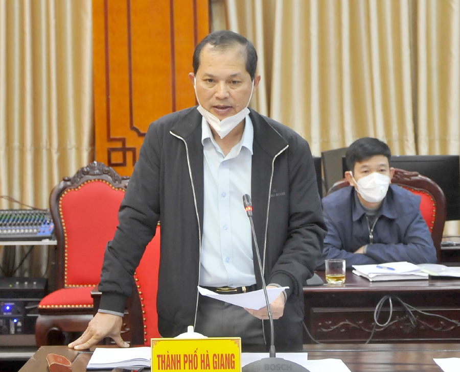 Lãnh đạo thành phố Hà Giang báo cáo công tác đền bù GPMB các dự án đầu tư.