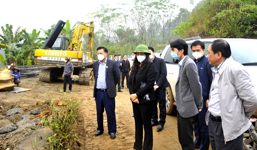 Phó Chủ tịch UBND tỉnh Hà Thị Minh Hạnh kiểm tra thực địa tiến độ Dự án Nâng cấp, cải tạo đường từ Quốc lộ 4C đi cầu Phương Tiến.