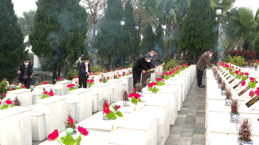 Các đồng chí lãnh đạo T.Ư và tỉnh Hà Giang thắp hương tại phần mộ liệt sỹ.