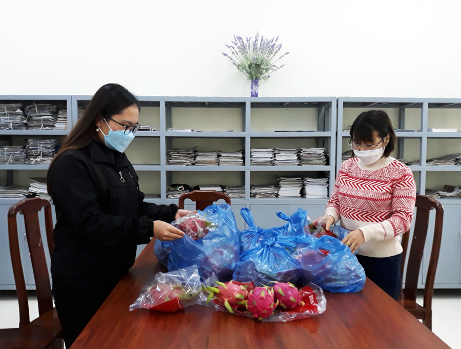 Đoàn viên Công đoàn cơ sở Báo Hà Giang chung tay hỗ trợ tiêu thụ thanh long.
