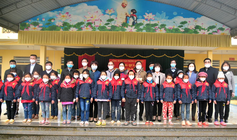 Đoàn tặng quà Tết cho thầy, cô giáo trường Tiểu học xã Nghĩa Thuận, huyện Quản Bạ.