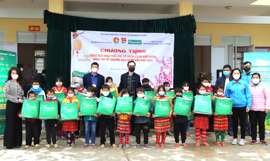 Đại diện Công ty Vinanutrifood trao quà Tết cho học sinh liên trường xã Khâu Vai.