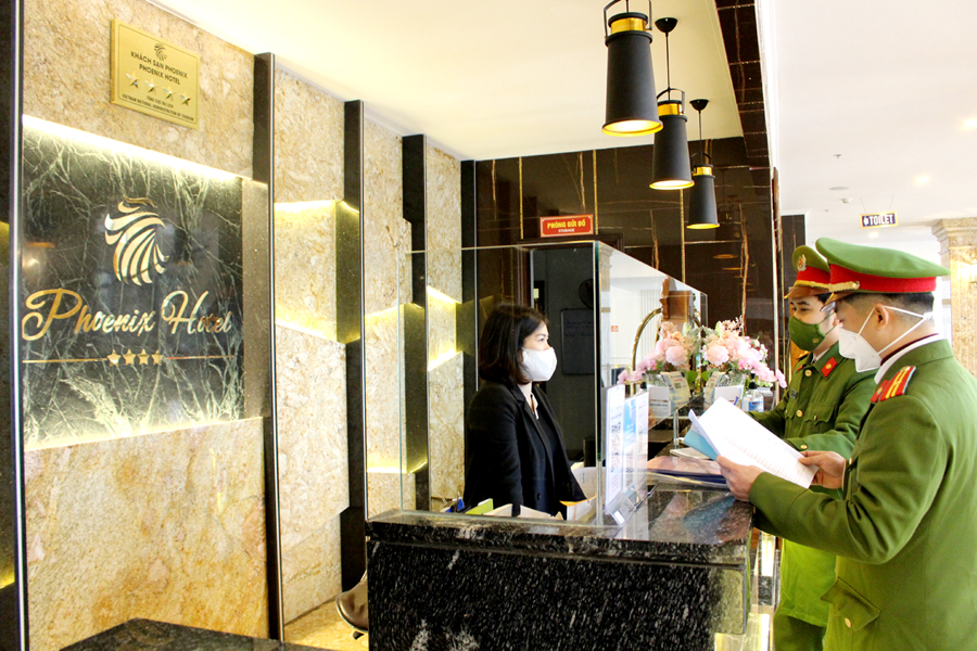 Công an phường Nguyễn Trãi kiểm tra các cơ sở kinh doanh khách sạn, nhà nghỉ.