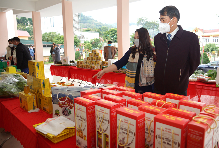 Các sản phẩm OCOP của huyện Yên Minh được giới thiệu tới các đại biểu tại hội nghị