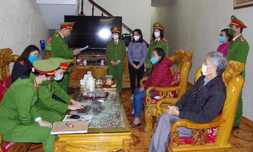 Cơ quan điều tra thi hành lệnh đối với Nguyễn Thị Hồng Vân.
