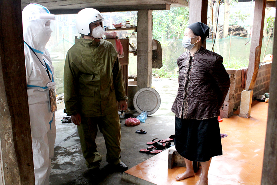  Tổ chăm sóc sức khỏe xã Phương Độ thăm hỏi, động viên gia đình F0 tại thôn Tân Thành.