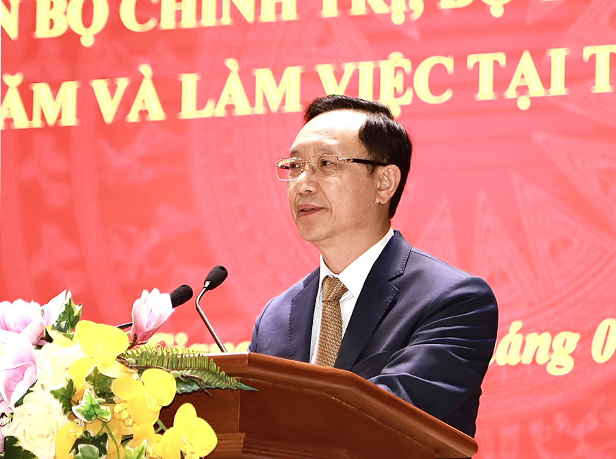 Phó Bí thư Thường trực Tỉnh ủy, Chủ tịch HĐND tỉnh Thào Hồng Sơn giới thiệu thành phần đoàn công tác Bộ Công an làm việc tại tỉnh