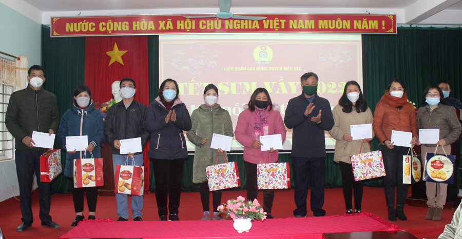 Lãnh đạo huyện Mèo Vạc trao quà cho CNVCLĐ có hoàn cảnh khó khăn.