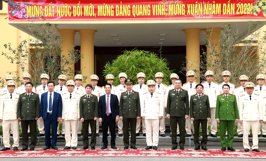 Bộ trưởng Công an Tô Lâm cùng đoàn công tác và các đồng chí lãnh đạo tỉnh chụp ảnh lưu niệm với lãnh đạo Công an tỉnh