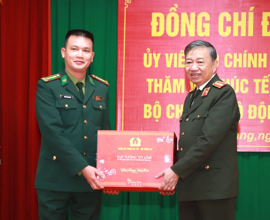 Bộ trưởng Công an Tô Lâm tặng quà Tết Bộ Chỉ huy Bộ đội Biên phòng tỉnh