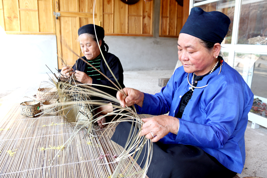Phụ nữ Tày xã Phương Độ (thành phố Hà Giang) gìn giữ nghề đan lát truyền thống. 						Ảnh: TƯ LIỆU