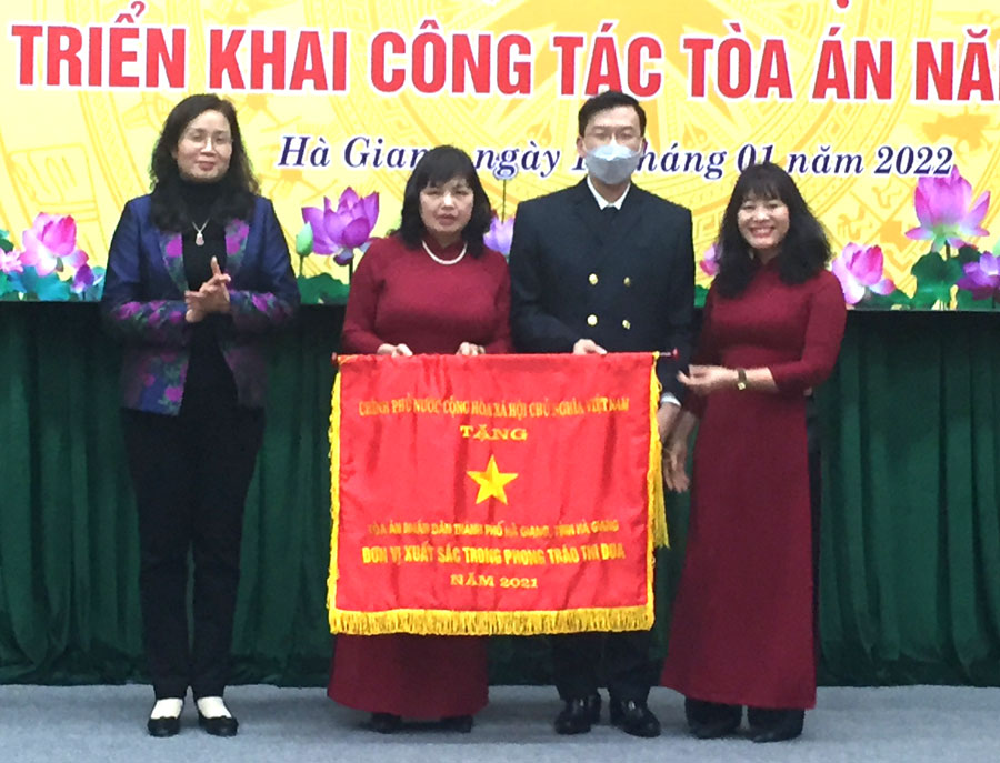 Phó Chủ tịch UBND tỉnh Hà Thị Minh Hạnh trao Cờ thi đua của Thủ tướng Chính phủ cho TAND thành phố.