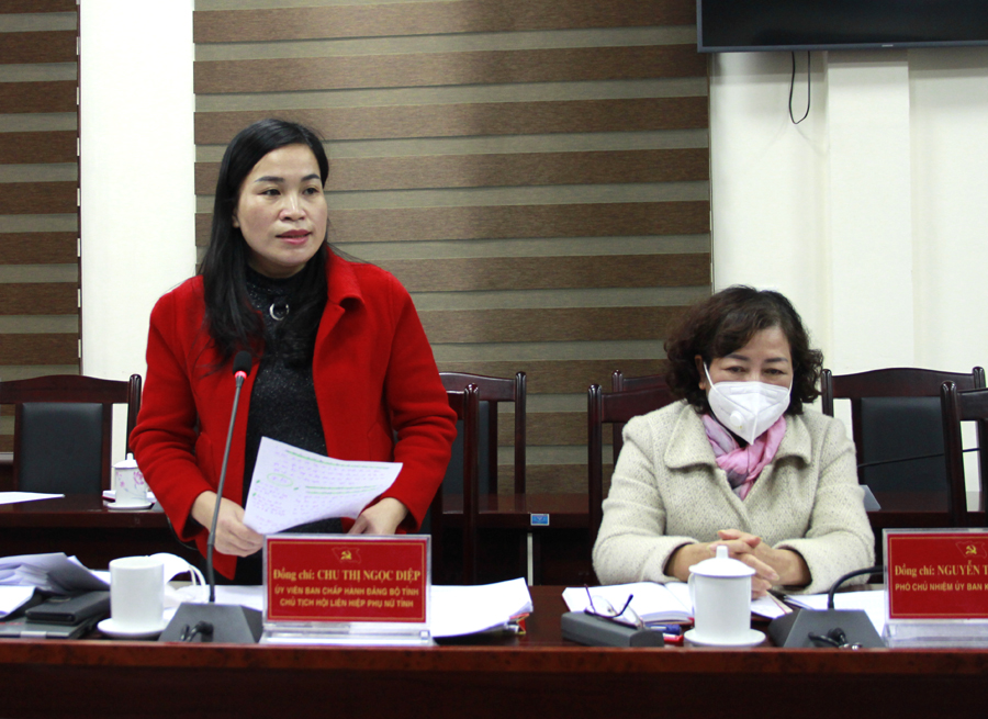 Chủ tịch Hội LHPN tỉnh, Phó trưởng Đoàn công tác số 10 Chu Thị Ngọc Diệp báo cáo kết quả hoạt động của Đoàn công tác năm 2021. 