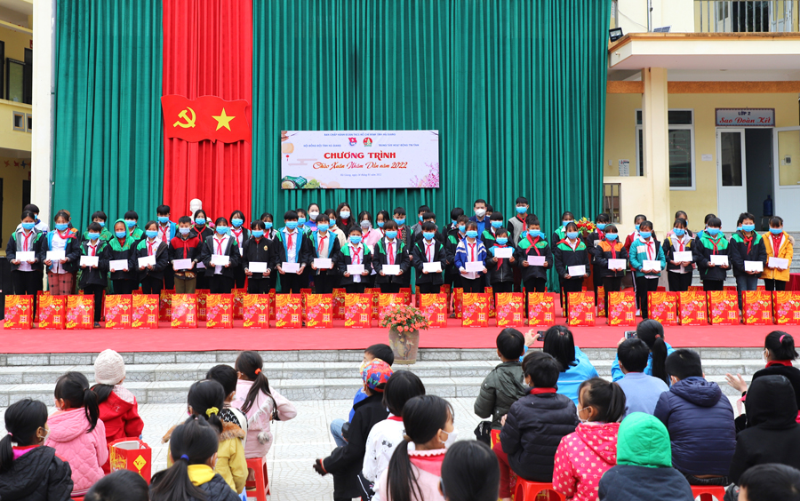 Trung tâm Hoạt động Thanh thiếu nhi tỉnh trao quà Tết cho các em thanh thiếu nhi có hoàn cảnh khó khăn tại xã Minh Sơn.