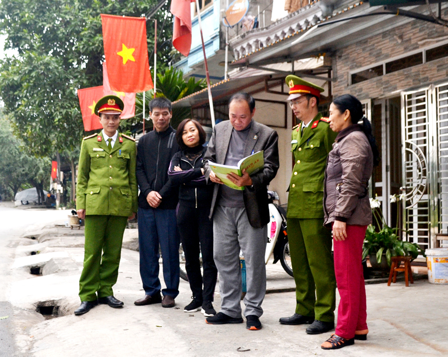 Lực lượng chức năng phường Quang Trung (thành phố Hà Giang) tuyên truyền nhân dân nâng cao ý thức phòng, chống ma túy.