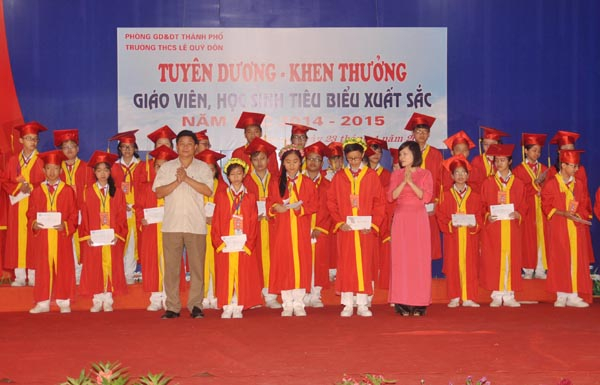 Lãnh đạo Thành ủy trao phần thưởng cho 30 học sinh tiêu biểu, xuất sắc nhất.