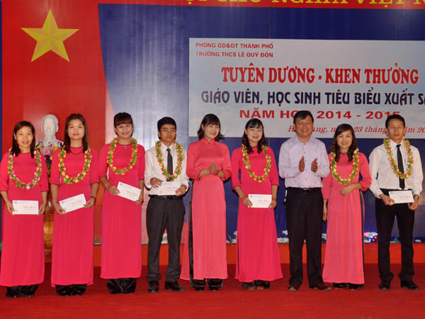 Lãnh đạo Phòng GD – ĐT thành phố trao phần thưởng cho 7 giáo viên giỏi cấp thành phố. 
