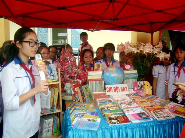 Giới thiệu thư viện góc lớp trong ngày Hội đọc sách. 
