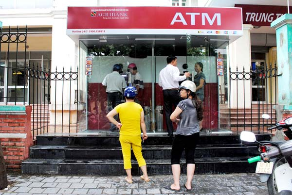Hai máy ATM Diebold, model Opteva 562 mới lắp đặt tại Trụ sở Agribank tỉnh (thành phố Hà Giang) có thể nhận thẻ Visa quốc tê.