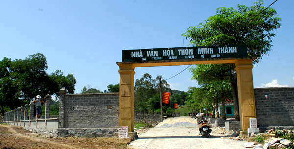 Đẩy nhanh tiến độ hoàn thành tường rào Nhà Văn hóa thôn Minh Thành.