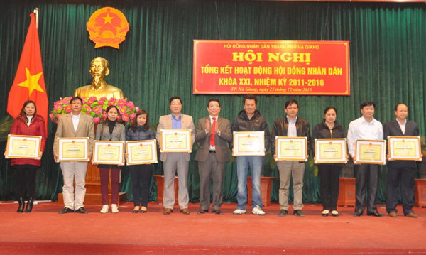 Bí thư Thành ủy, Chủ tịch HĐND thành phố Trần Mạnh Lợi trao Giấy khen của thành phố cho các tập thể, cá nhân có thành tích xuất sắc trong hoạt động HĐND thành phố Hà Giang nhiệm kỳ 2011 – 2016.