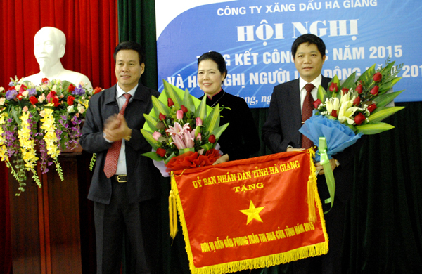 Chủ tịch UBND tỉnh Nguyễn Văn Sơn trao Cờ thi đua cho Công ty Xăng dầu Hà Giang.