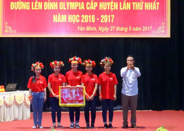 Ban tổ chức trao giải Nhất cho đội Hoa Trạng Nguyên.
