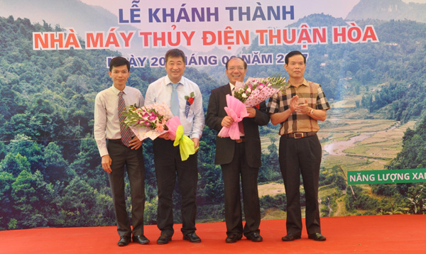 Bí thư Tỉnh ủy Triệu Tài Vinh tặng hoa chúc mừng lãnh đạo Công ty Cổ phần Thủy điện Thuận Hòa.