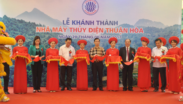 Bí thư Tỉnh ủy Triệu Tài Vinh cùng các đại biểu cắt băng khánh thành nhà máy.