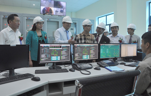 Bí thư Tỉnh ủy Triệu Tài Vinh cùng các đại biểu tham quan nhà máy.