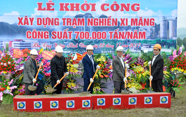 Các đại biểu và nhà đầu tư khởi công xây dựng dự án