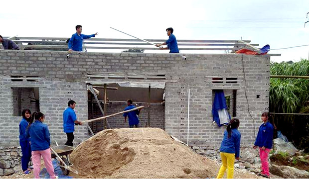 ĐVTN thôn Mỏ Sài, xã Thanh Vân phụ xây để gây quỹ Chi đoàn.