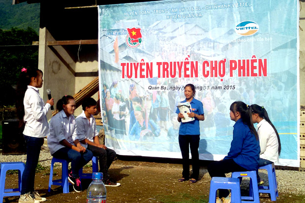 ĐVTN huyện Quản Bạ tuyên truyền, giáo dục pháp luật tại chợ phiên.