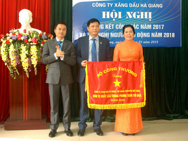 Thừa ủy quyền của Bộ Công thương, đồng chí Phạm Văn Thanh, Ủy viên HĐQT Tập đoàn Xăng dầu Việt Nam trao Cờ thi đua cho Công ty Xăng dầu Hà Giang.