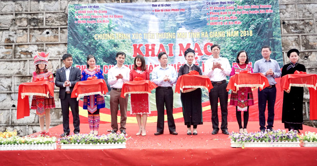 Các đại biểu cắt băng khai mạc Phiên chợ đưa hàng Việt về biên giới xã Xín Mần, huyện Xín Mần. 