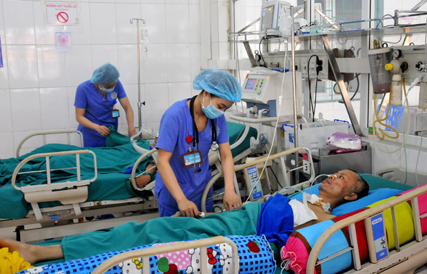 Sự hỗ trợ của các doanh nghiệp, doanh nhân đã giúp nhiều bệnh nhân giảm gánh nặng chi phí điều trị. Trong ảnh: Các y, bác sỹ chăm sóc bệnh nhân tại Khoa Hồi sức tích cực và chống độc Bệnh viện Đa khoa tỉnh.