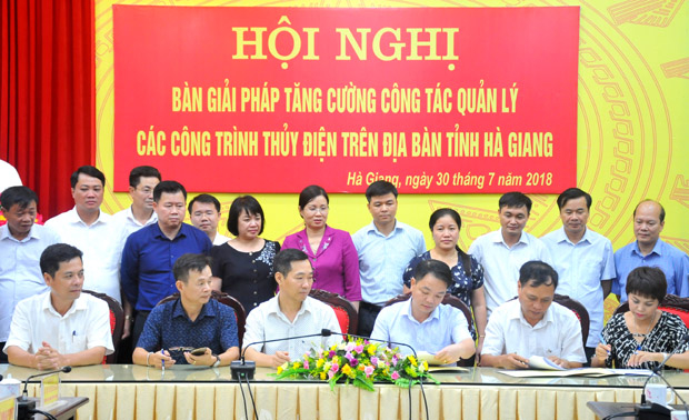 Lãnh đạo các sở liên quan và chủ đầu tư các Nhà máy Thủy điện Ký cam kết thực hiện Quy chế phối hợp.