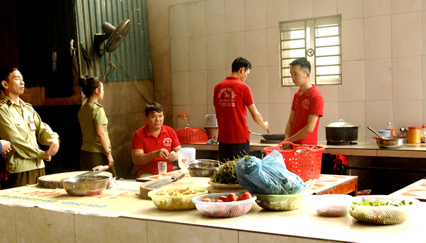 Kiểm tra khu vực chế biến một cơ sở dịch vụ tại xã Thuận Hòa (Vị Xuyên).