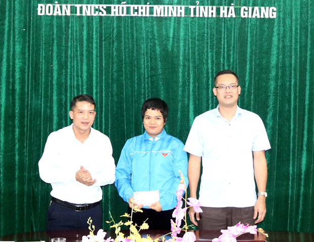 Thường trực Tỉnh đoàn Hà Giang động viên thí sinh Hoàng Thị Hảo trước vòng Chung kết cuộc thi ý tưởng sáng tạo khởi nghiệp thanh niên nông thôn