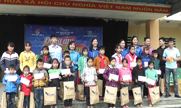 Đoàn trao tặng 20 suất học bổng cho các em học sinh nghèo vượt khó.