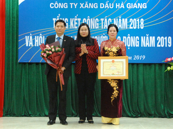 Đồng chí Hà Thị Minh Hạnh tặng Bằng khen của Chủ tịch UBND tỉnh cho Công ty Xăng dầu Hà Giang.