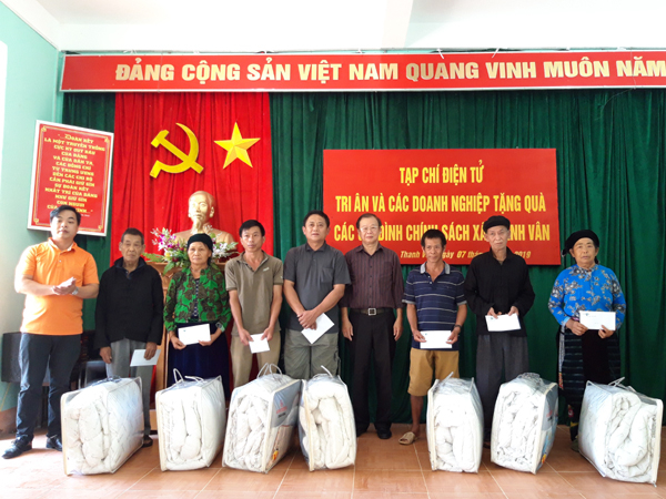 Ông Đỗ Xuân Phú, Tổng biên tập Tạp chí điện tử Tri Ân tặng quà cho các gia đình chính sách trên địa bàn huyện Quản Bạ. Ảnh: Đỗ Hà (Quản Bạ)