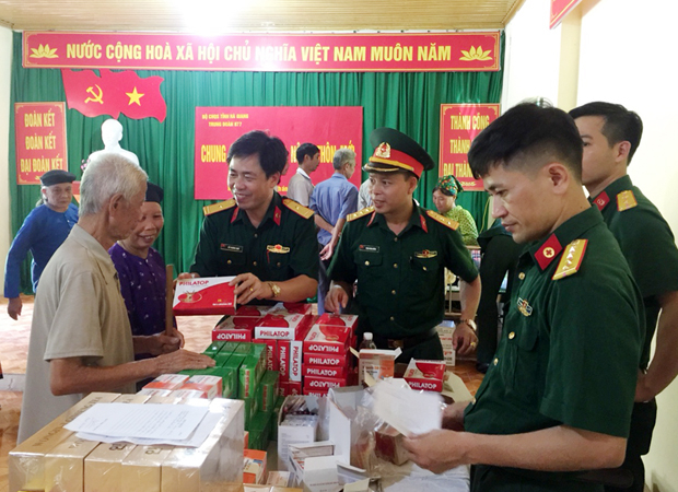 Y, bác sỹ của đơn vị 877 và Bệnh xá 40 tư vấn sức khỏe và cấp thuốc miền phí cho người dân xã Kim Thạch.
