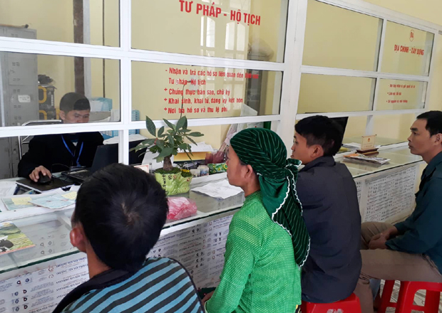 Người dân đến giải quyết thủ tục hành chính tại Bộ phận một cửa xã Lũng Chinh