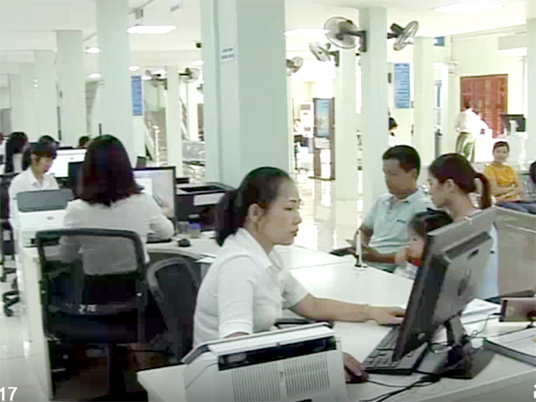 Cán bộ Trung tâm Phục vụ hành chính công tiếp nhận hồ sở và xử lý cho người dân.