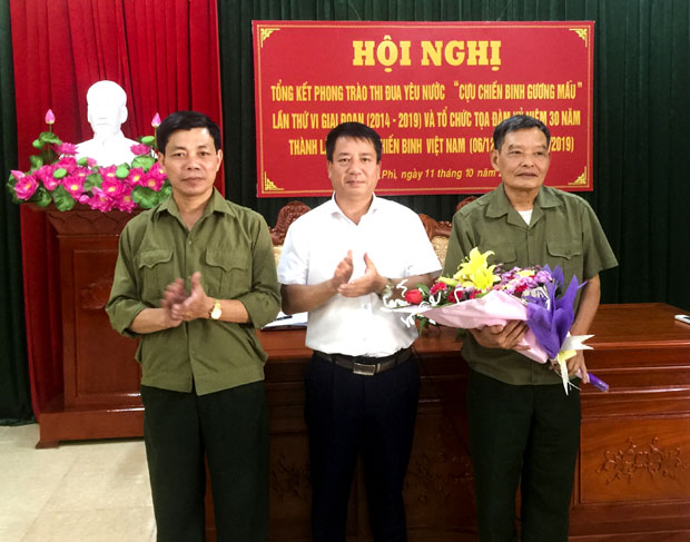 Lãnh đạo huyện Hoàng Su Phì khen thưởng cán bộ Hội CCB huyện.
