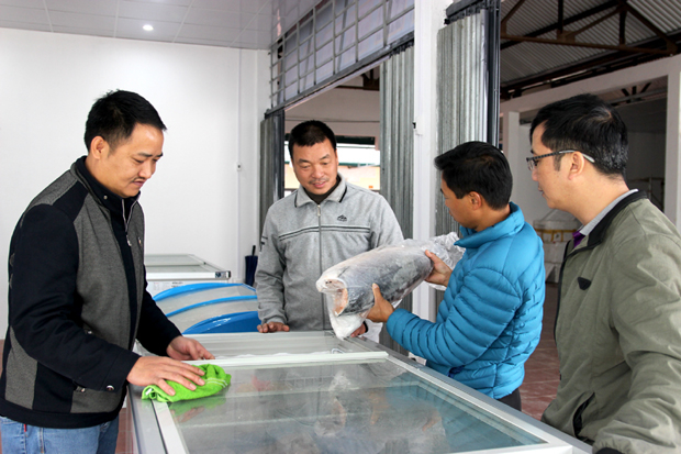 Tiểu thương kinh doanh tại chợ Cửa khẩu Xín Mần – Đô Long trao đổi kinh nghiệm.