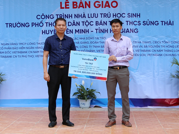 Giám đốc Vietinbank Hà Giang trao tài trợ cho Trường PTDT bán trú THCS Sủng Thài.