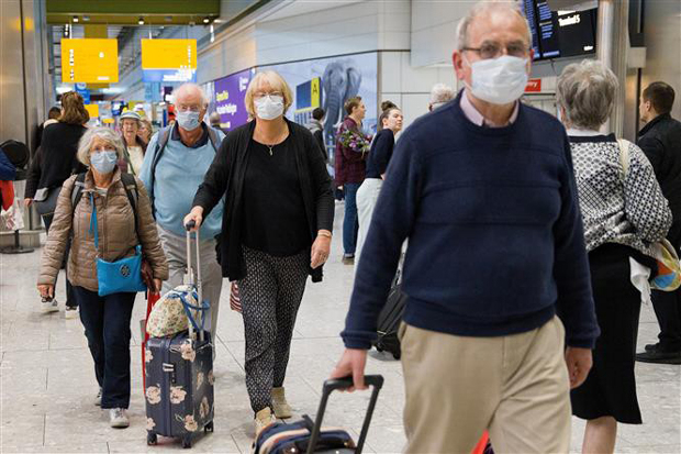 Hành khách đeo khẩu trang phòng dịch COVID-19 khi lưu thông trên tàu điện ngầm ở London, Anh ngày 18/3/2020. 